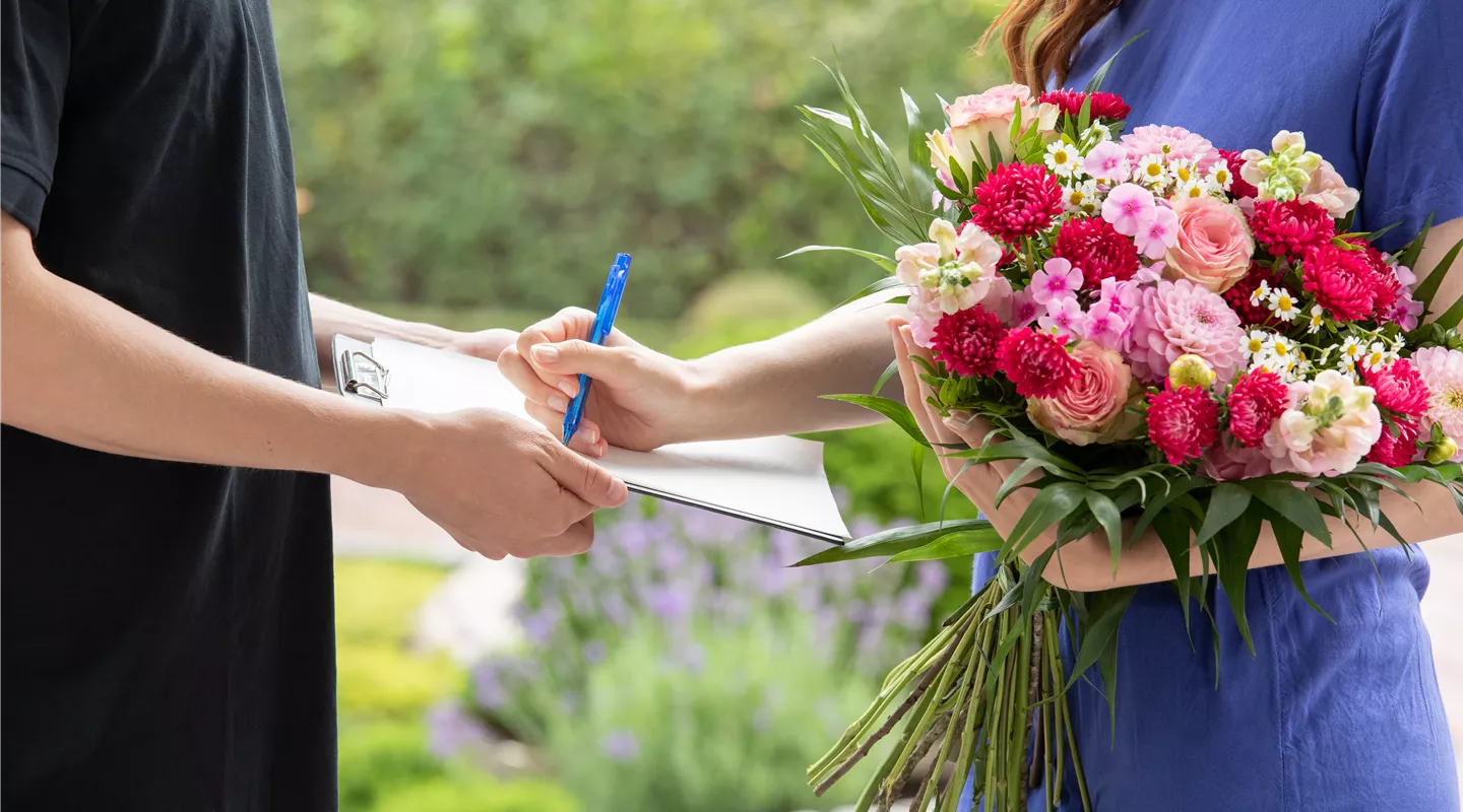 Lieferservice - Frau erhält Blumenpräsent