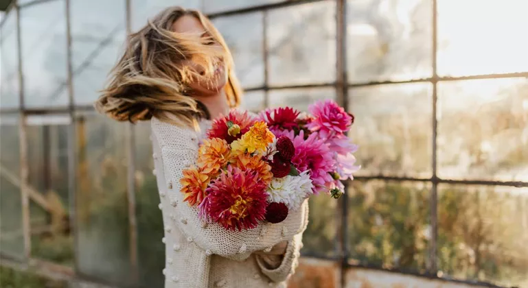 kaboompics_A woman with beautiful colorful dahlia flowers.jpg